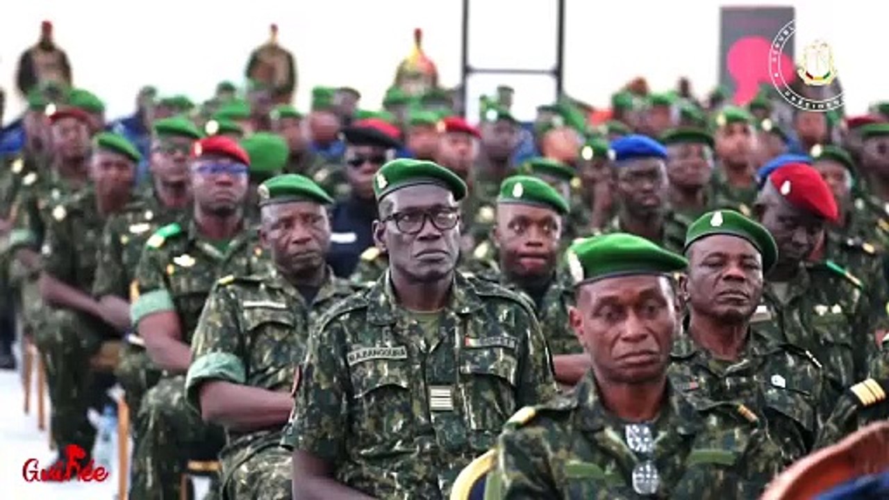 Palais Mohamed V le Chef de l'Etat Colonel Mamadi Doumbouya quitte le Commandement du Groupement des Forces Spéciales et est élève à la dignité de Général de Corps d'Armée à titre exceptionnel