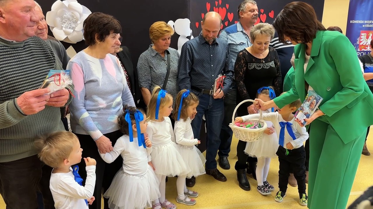 Tarnów - edukacyjny dzień babci i dziadka w przedszkolu nr 8