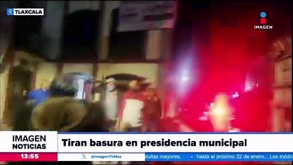 Habitantes de Panotla avientan bolsas de basura en la presidencia municipal