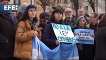Concentración ante embajada argentina en Roma en apoyo a la huelga general contra Milei
