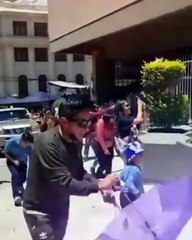 EL BCB LANZA BILLETES SIN VALOR DESDE TU TERRAZA PARA SUMARSE A FIESTA DE ALASITAS