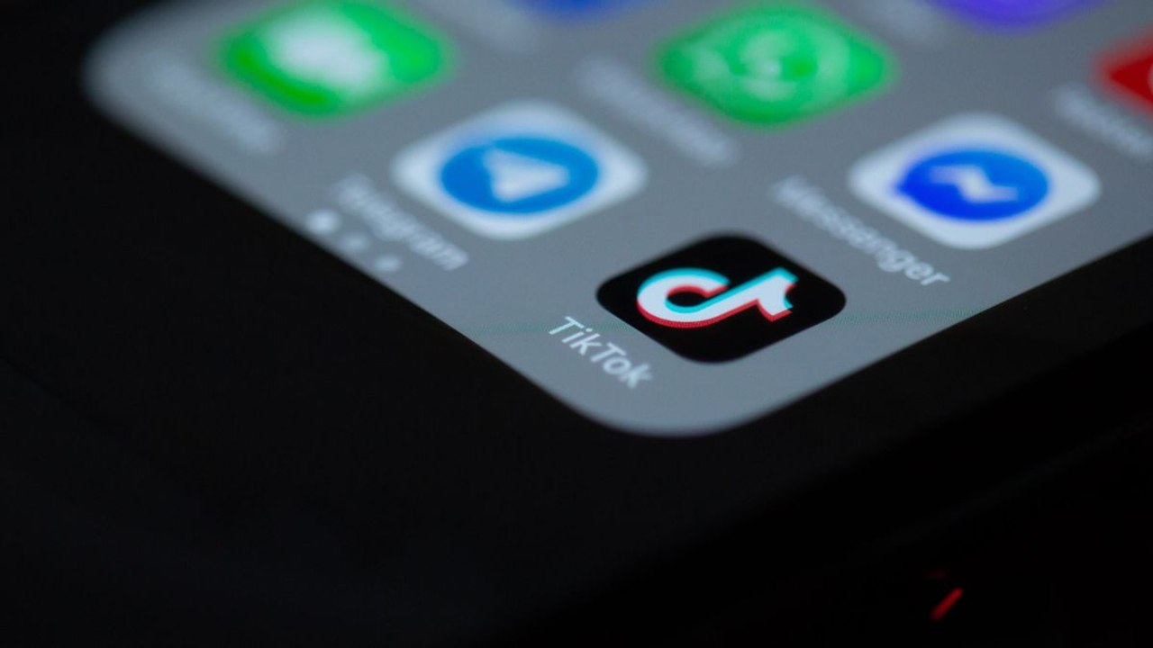 Voici mon paraphrase : "Les effets secondaires graves causés par la tendance « Calftox » sur TikTok révélés !