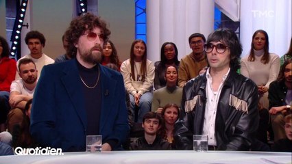 Le look surprenant du groupe Justice dans "Quotidien" étonne les téléspectateurs qui confondent avec le "Palmashow".