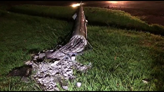 Vectra derruba poste ao desviar de Palio na BR-277 em Santa Tereza do Oeste