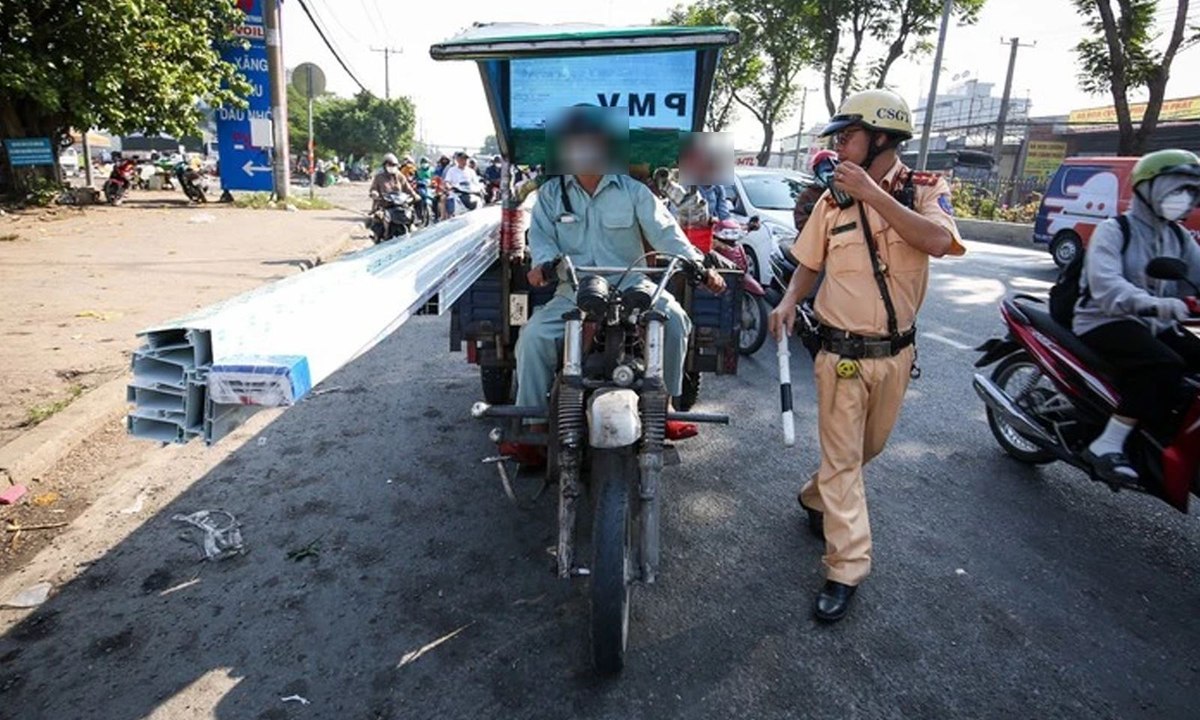 Cảnh sát giao thông TPHCM mạnh tay xử lý xe tự chế chở hàng cồng kềnh
