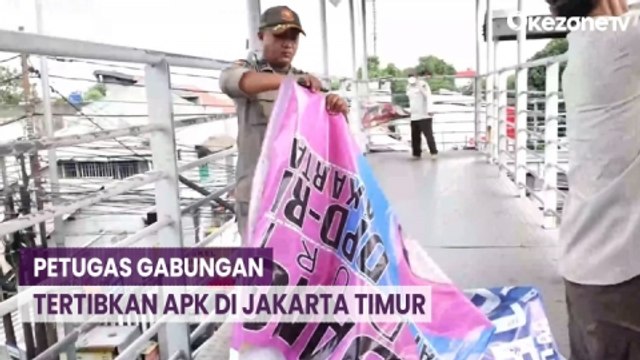 Petugas Gabungan Tertibkan APK di Sepanjang Flyover Pasar Rebo, Jakarta Timur