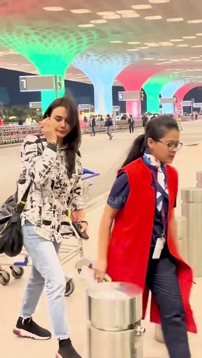 Perfectly Pretty Preity Zinta Arrives At The Airport