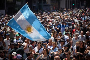 Decenas de miles de personas secundan la huelga general en Argentina contra los recortes de Milei