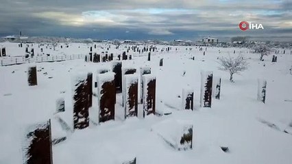 Karla bütünleşen tarihi mezar taşlarından kartpostallık görüntüler