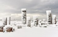 Tarihi mezar taşları karla bütünleşti! Ortaya kartpostallık manzaralar çıktı