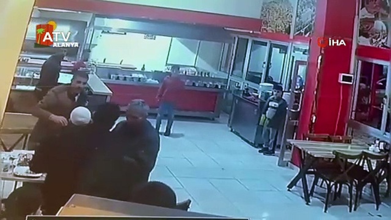 Garson, Heimlich manevrasıyla yaşlı adamın hayatını kurtardı