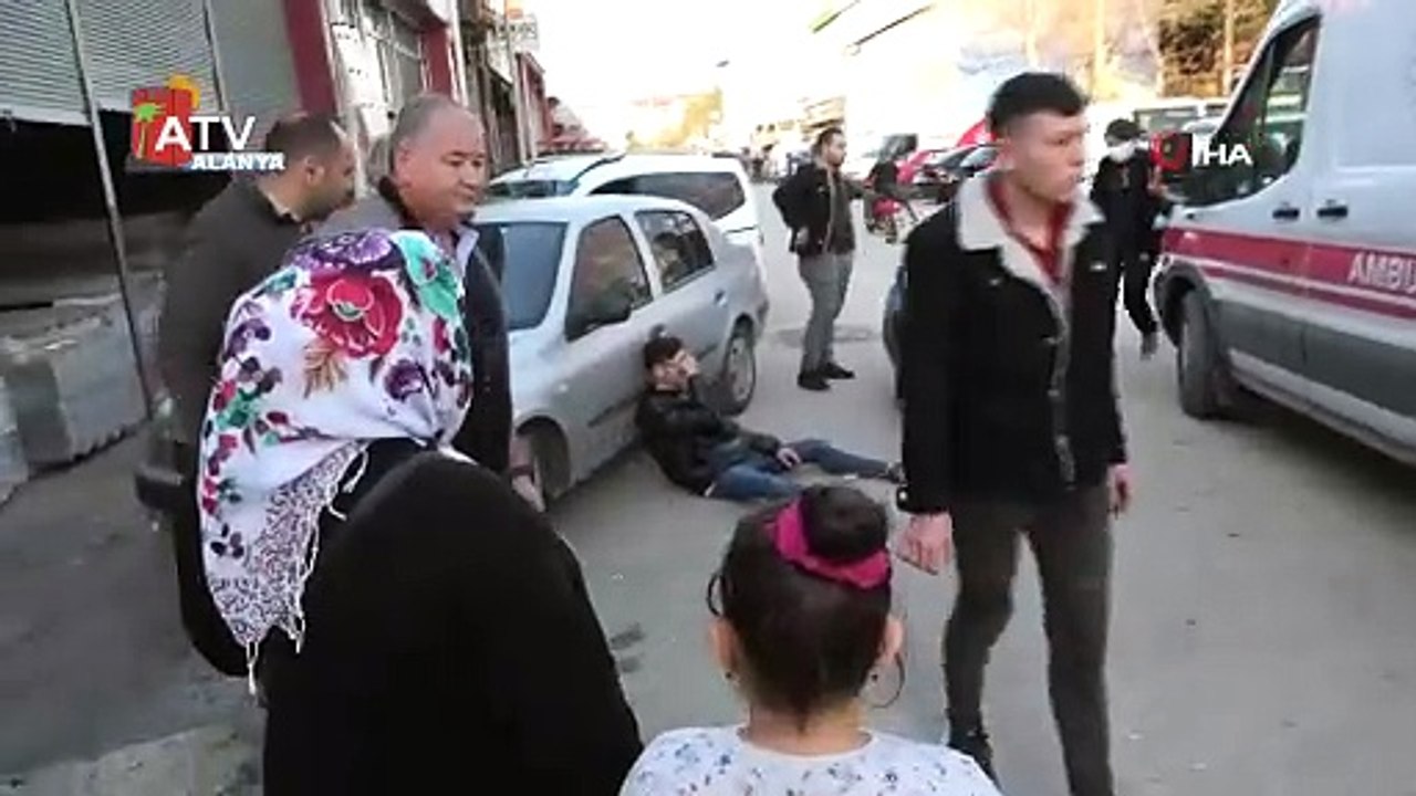 Kaza yapan motosiklet sürücüsü yattığı yerde ambulansı sigara içerek bekledi