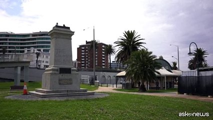 Abbattuta la statua dell'esploratore Capitano Cook a Melbourne