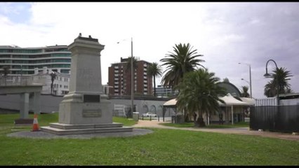 Abbattuta la statua dell'esploratore Capitano Cook a Melbourne