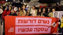 Le donne bloccano una strada a Tel Aviv per il rilascio degli ostaggi