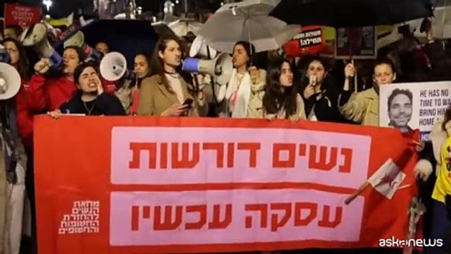 Le donne bloccano una strada a Tel Aviv per il rilascio degli ostaggi