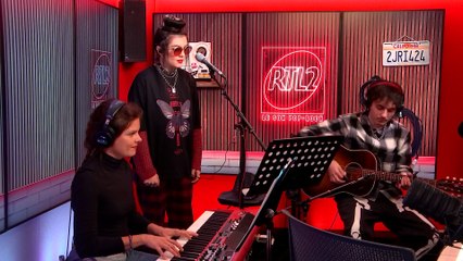 LIVE - Hoshi interprète "Another Love" dans #LeDriveRTL2 (24/01/24)