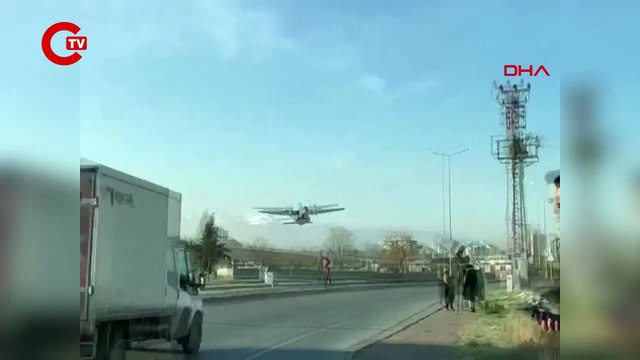 Havada panik anları! Askeri eğitim uçağı acil iniş yaptı