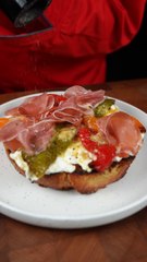 Tartine à la burrata et aux poivrons marinés ! #dailyfood #dailycuisine