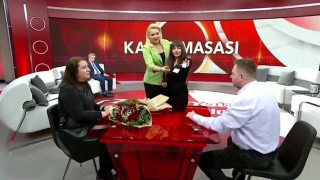 İki kadını aynı anda idare ederek ikisine de aynı yüzüğü alan adamdan savunma: Kampanya vardı