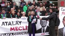 Can Atalay’ın arkadaşları ve meslektaşları, İstanbul Adliyesi önünde Atalay'ın mektubunu okudu