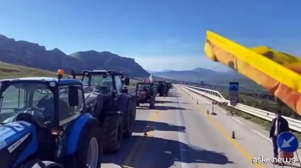 Sicilia, sfilata di trattori di protesta sulla Palermo-Sciacca