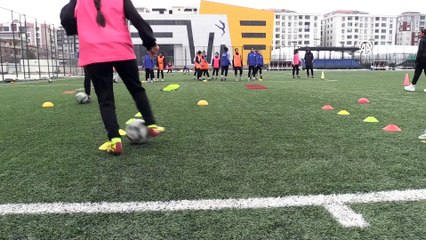 Vanlı kız futbolcular, milli takım hayali kuruyor