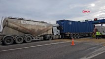 Beton mikseri TIR'a çarptı