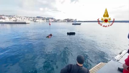 Pozzuoli (NA) - Catamarano affondato dopo incendio: in azione sommozzatori (25.01.24)