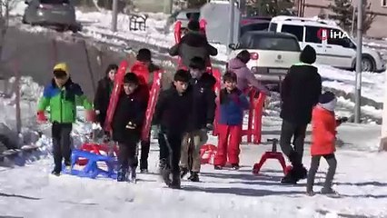 Çocukların düşe kalka kızak keyfi