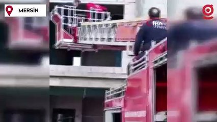 10 katlı binada çalışırken düşen işçiyi ölümden file kurtardı
