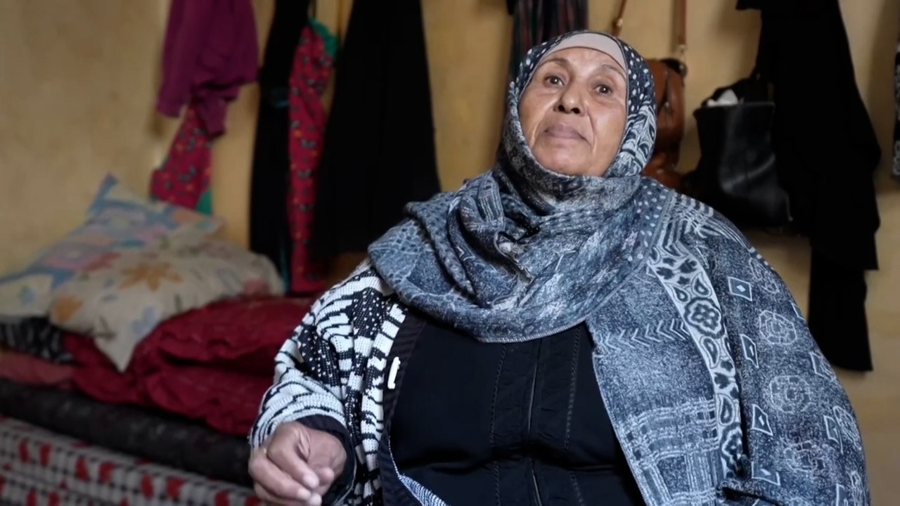 منزل بدير البلح يستضيف 17 عائلة نازحة من شمال غزة