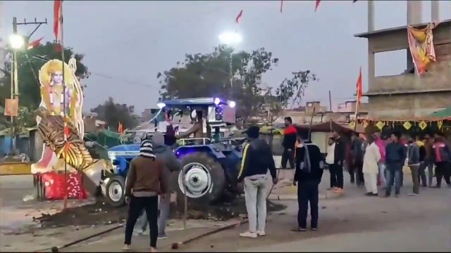मूर्ति पर ट्रेक्टर चढ़ाकर तोड़ने के बाद दो पक्षों में विवाद, जमकर हुआ पथराव