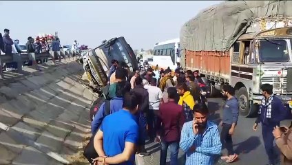 जम्मू कश्मीर से आई बस पुलिया पर पलटी, मची चीख- पुकार