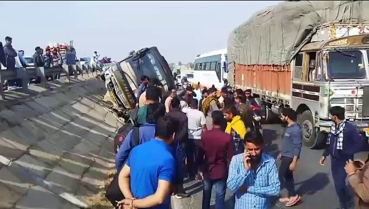 जम्मू कश्मीर से आई बस पुलिया पर पलटी, मची चीख- पुकार