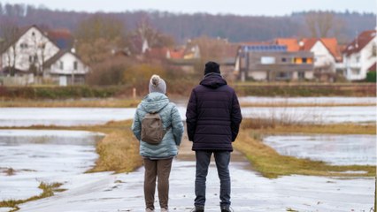 Télécharger la video: Sturmtief Jitka bringt auch am Freitag schlechtes Wetter