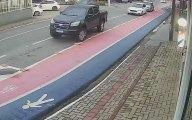 Carro capota em Penha após colidir com veículo estacionado