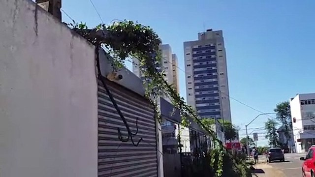 Caminhão passa e derruba fios na Rua Dom Pedro II