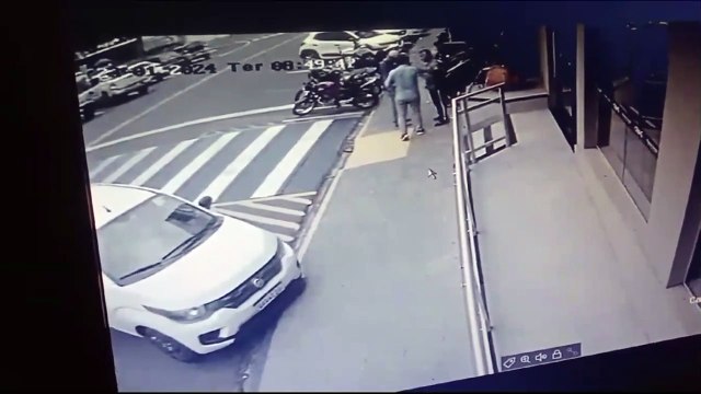 Vereador e diretor de trânsito trocam socos no meio da rua em Paranaíba (MS)