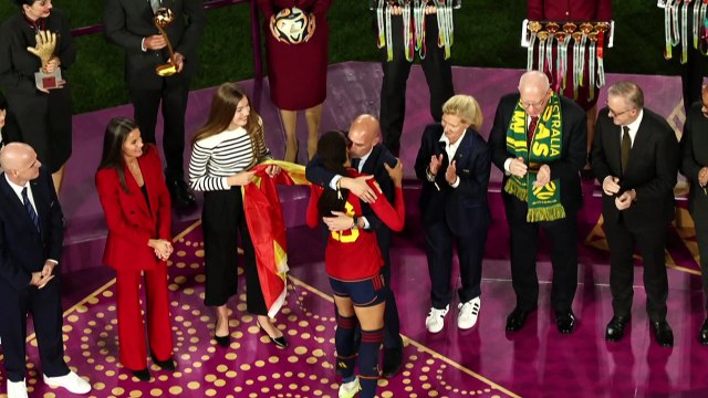 Juez propone enjuiciar a Rubiales por el beso forzado a Jenni Hermoso