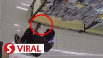 Police probe viral video showing ‘family’ stealing from Johor phone accessories shop