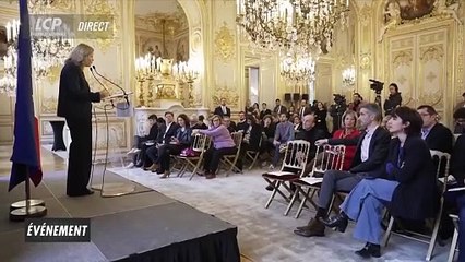 Tải video: Regardez la Présidente de l'Assemblée, Yaël Braun-Pivet, très agacée d'être interrogée sur la hausse de 300 euros des frais des députés : 