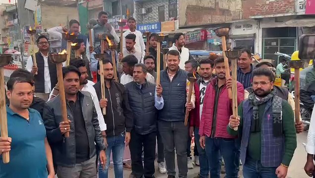 युवा कांग्रेस ने निकाला मशाल जुलूस