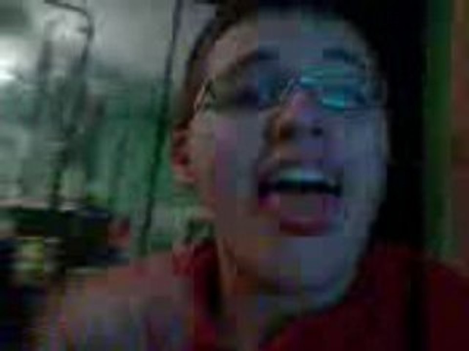 Flo complétement taré - il joué du piano ... ASSIS!!!