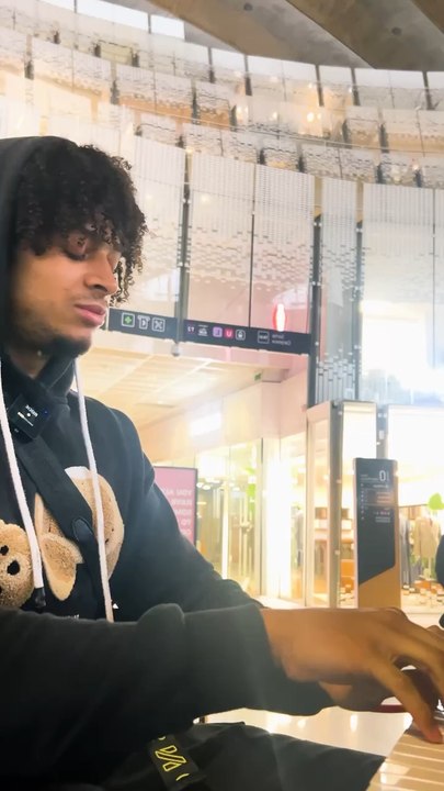 Il lui demande de jouer skype au piano 