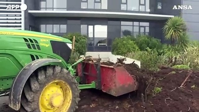 Francia, agricoltori in rivolta: trattori sfilano in autostrada