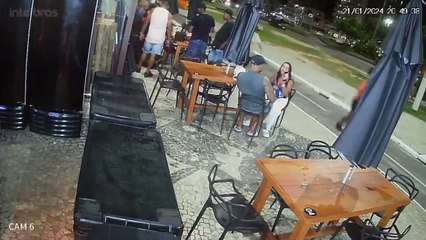 Sicario ataca a hombre en pleno restaurante
