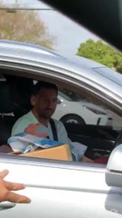 Messi firma autógrafo a fan en pleno semáforo