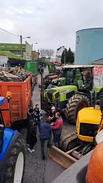 Des agriculteurs et travailleurs du BTP bloquent entièrement le dépôt pétrolier de Lorient pour une durée indéterminée. (Actu Morbihan)
