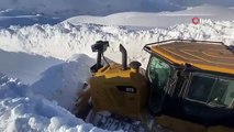 Kar kalınlığı 3 metreyi geçti, dozer karda kayboldu